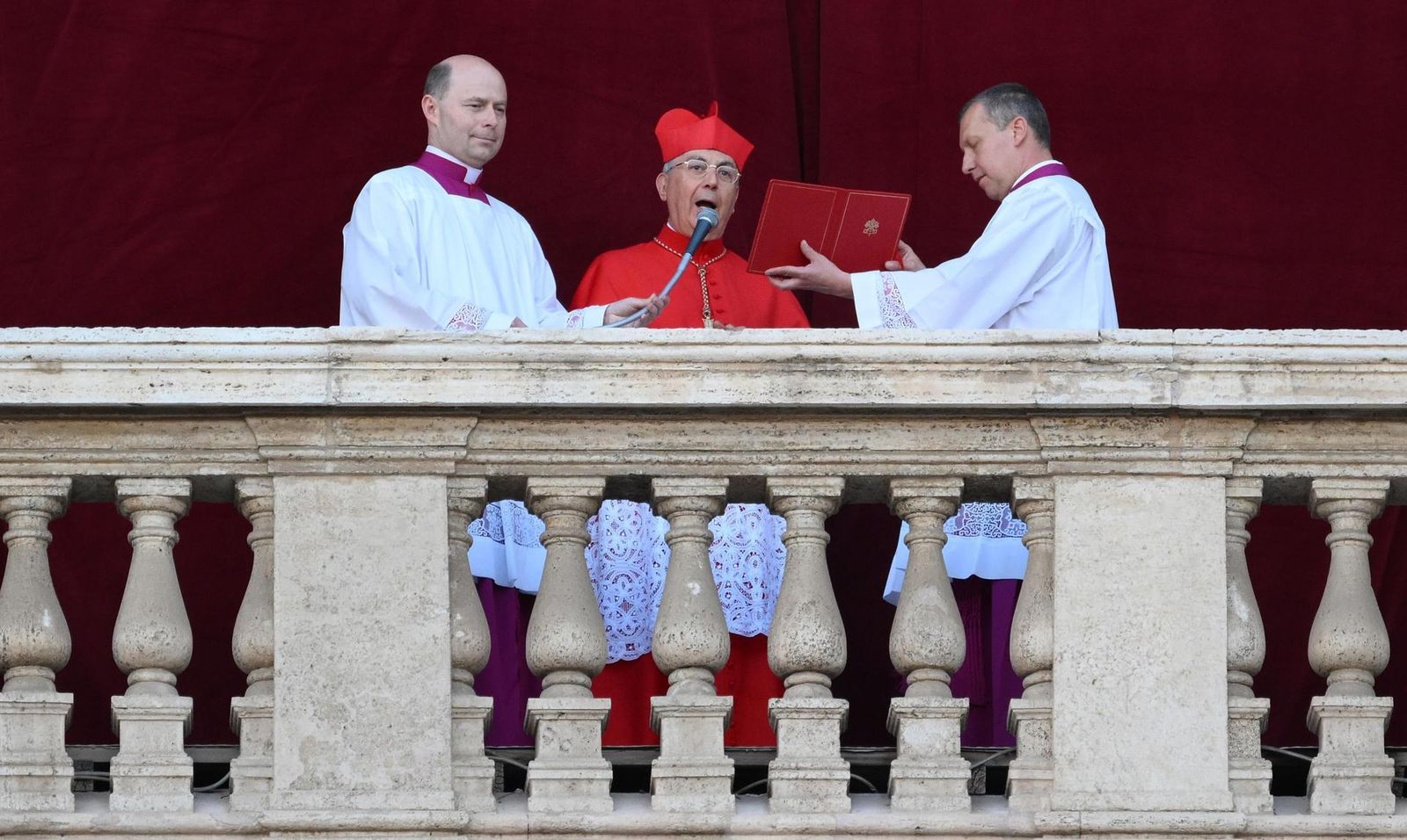 El cardenal Dominique Mamberti anuncia que el cardenal Robert Prevost es el papa León XIV