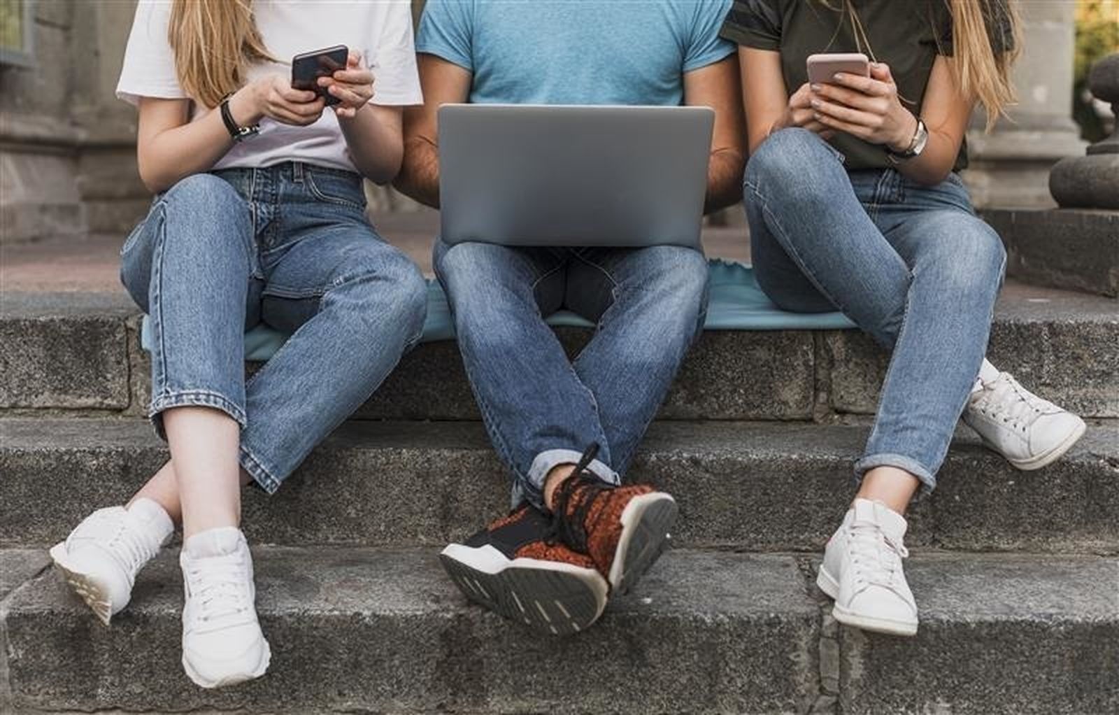 Jóvenes sentados en una escalera