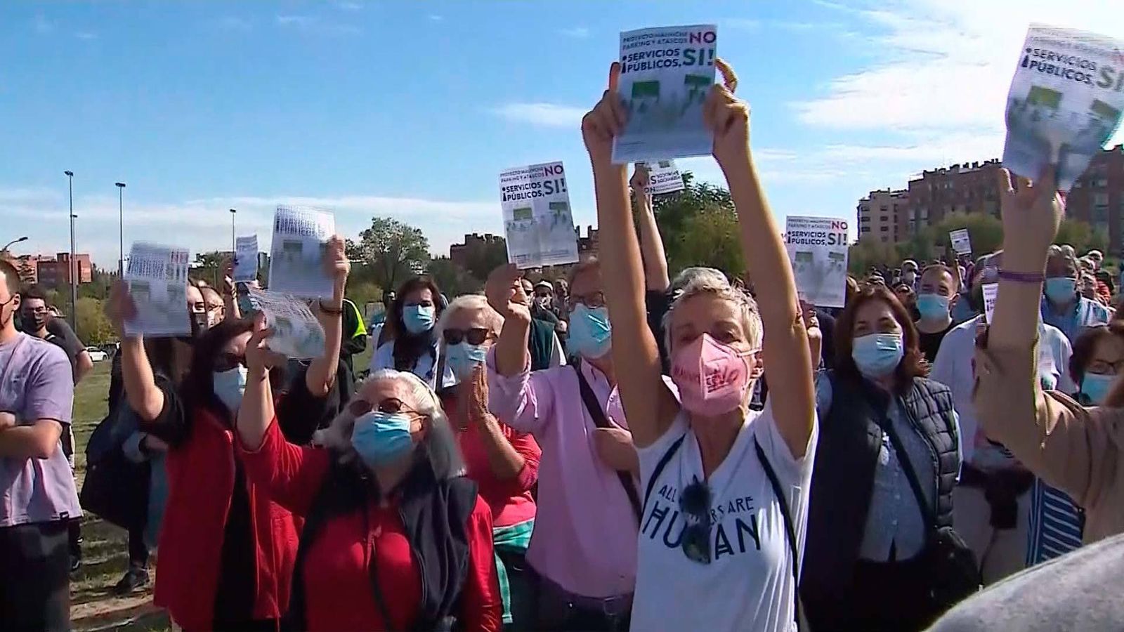 Momentos de la protesta en Hortaleza contra el teatro de Nacho Cano