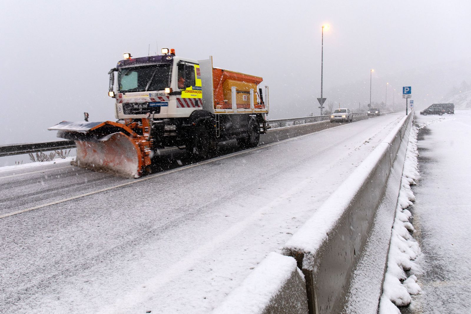 Una máquina quitanieves quita la nieve de las carreteras del Puerto de Navacerrada