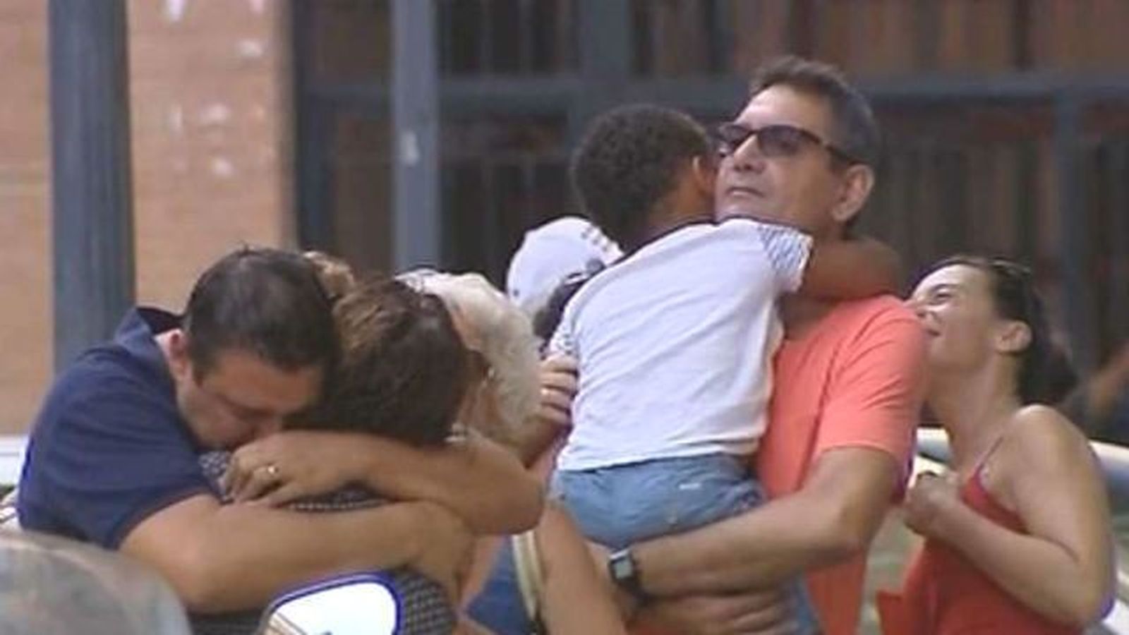 Una pareja entrega por orden judicial a su hijo preadoptivo de 4 años a la madre biológica