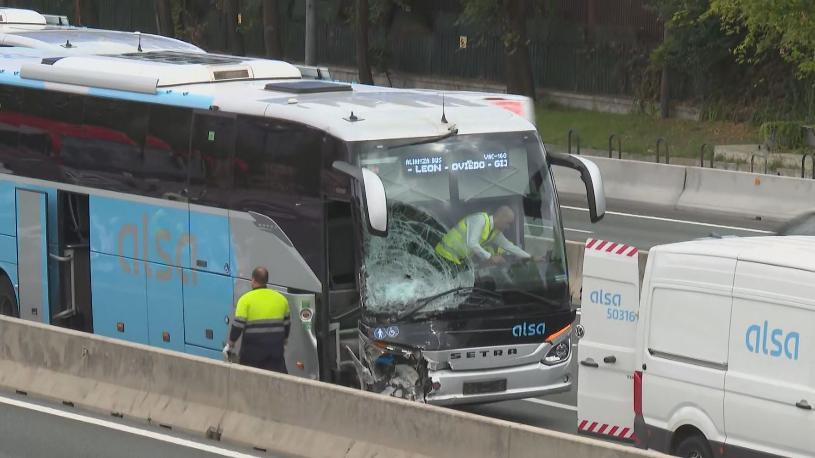 Una mujer de 70 años herida grave y 7 pasajeros de un autobús heridos leves en la colisión entre un coche y un autobús en el bus-vao de la A-6, en Aravaca