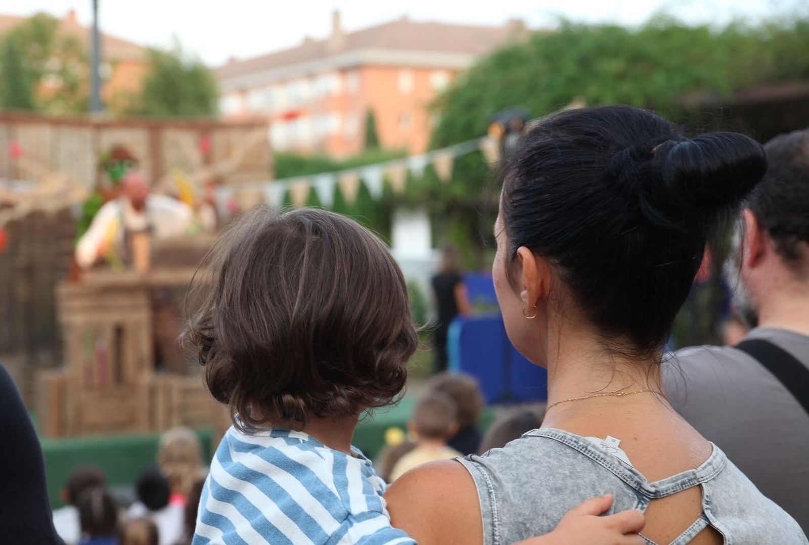 Una mujer sostiene entre sus brazos  a un niño