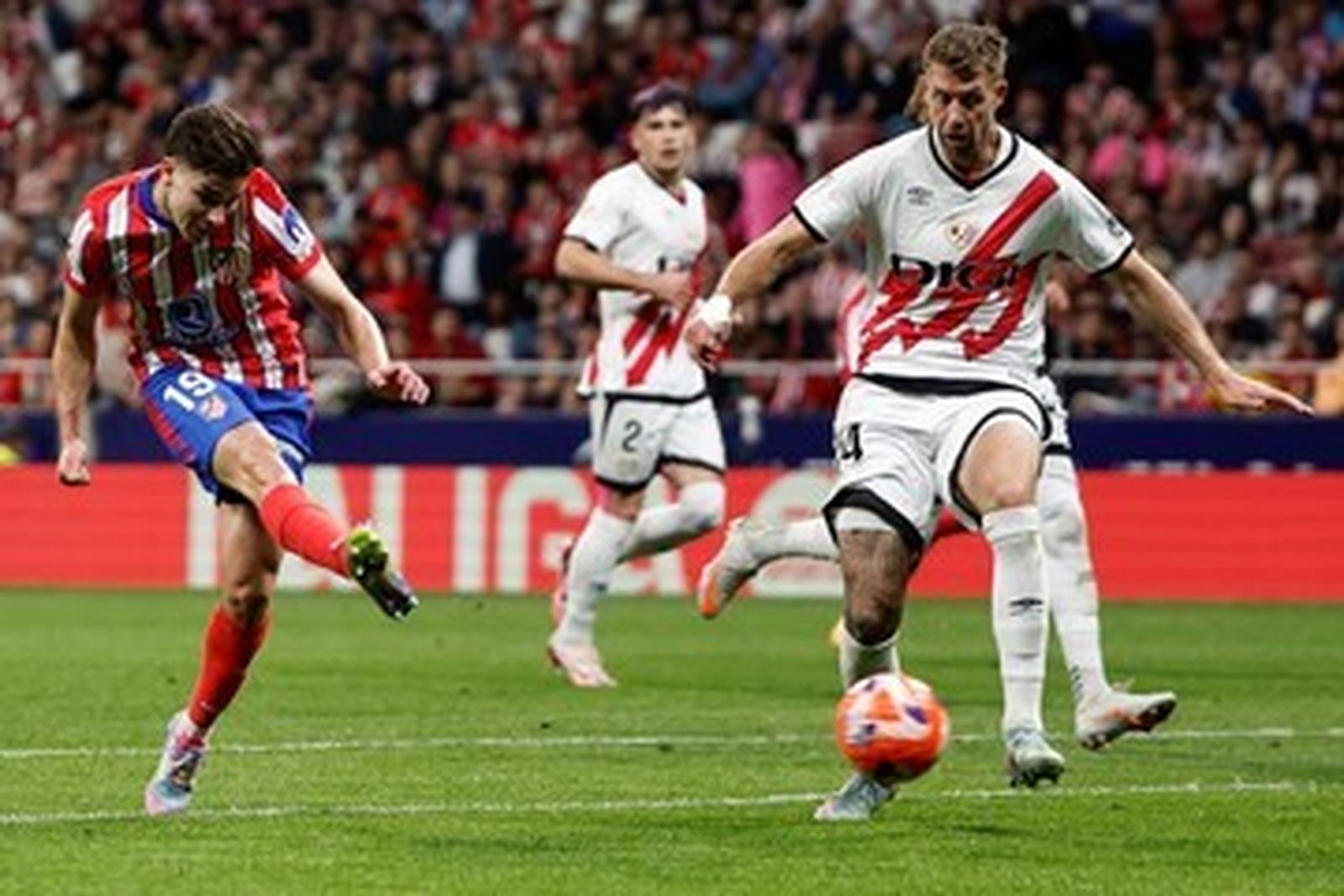 Julián Alvarez ante el Rayo Vallecano