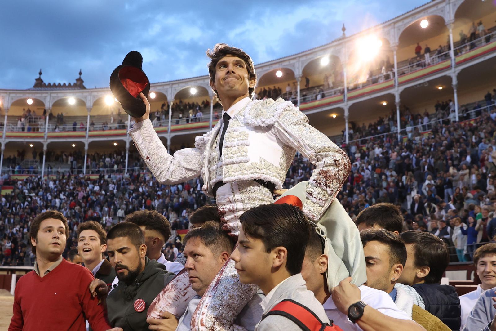 El distro francés Sebastián Castella sale a hombros en la plaza de Las Ventas, en Madrid