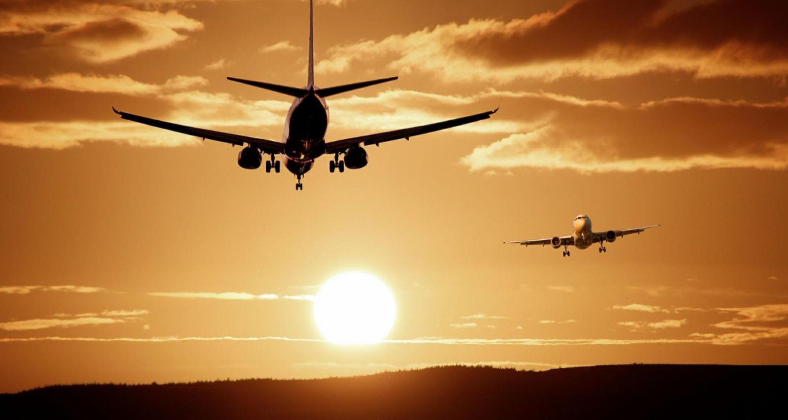 Dos aviones en pleno vuelo