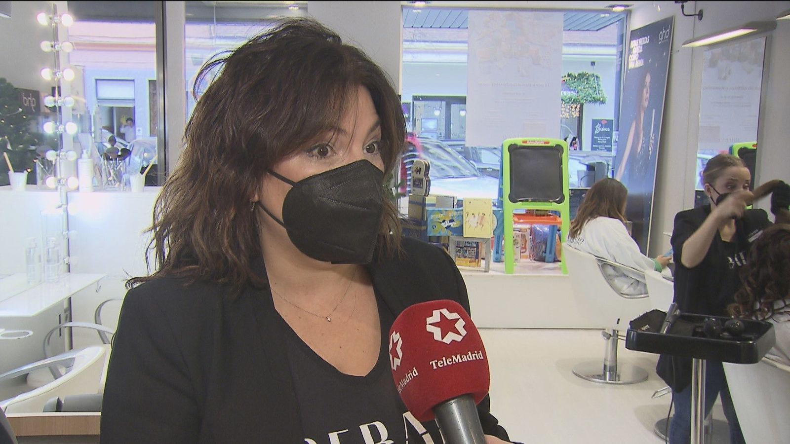 Una peluquería madrileña ofrece peinados a cambio de juguetes para los niños