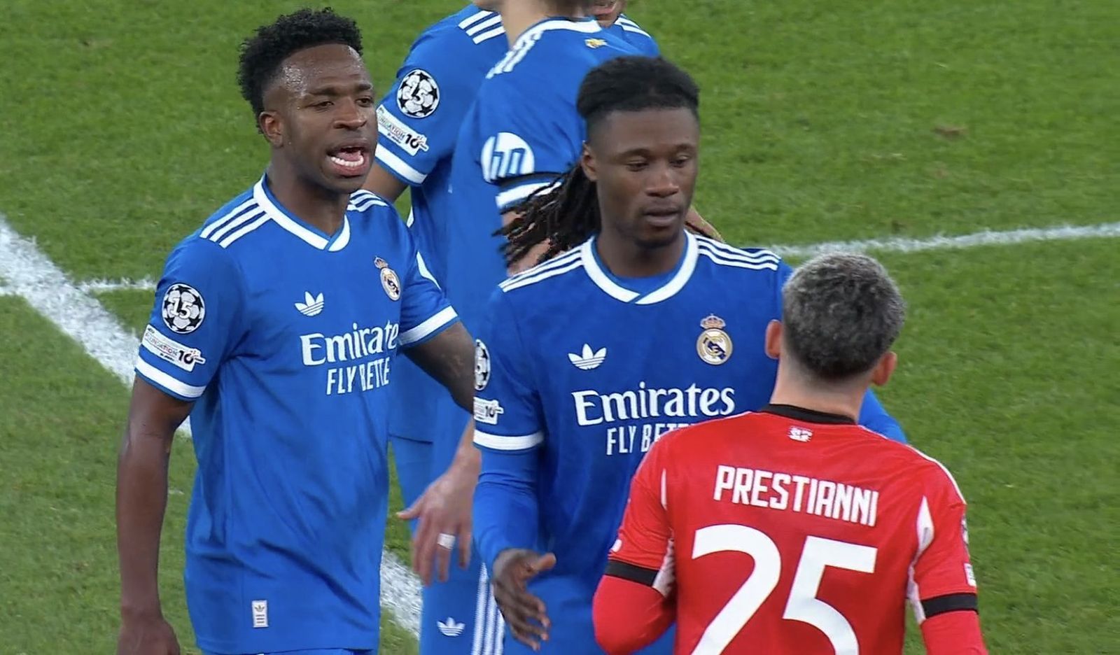 La UEFA investiga los insultos racistas a Vinicius