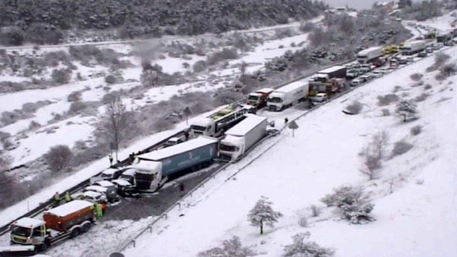 Casi 40 heridos y un centenar de vehículos accidentados en la A-1 en Somosierra
