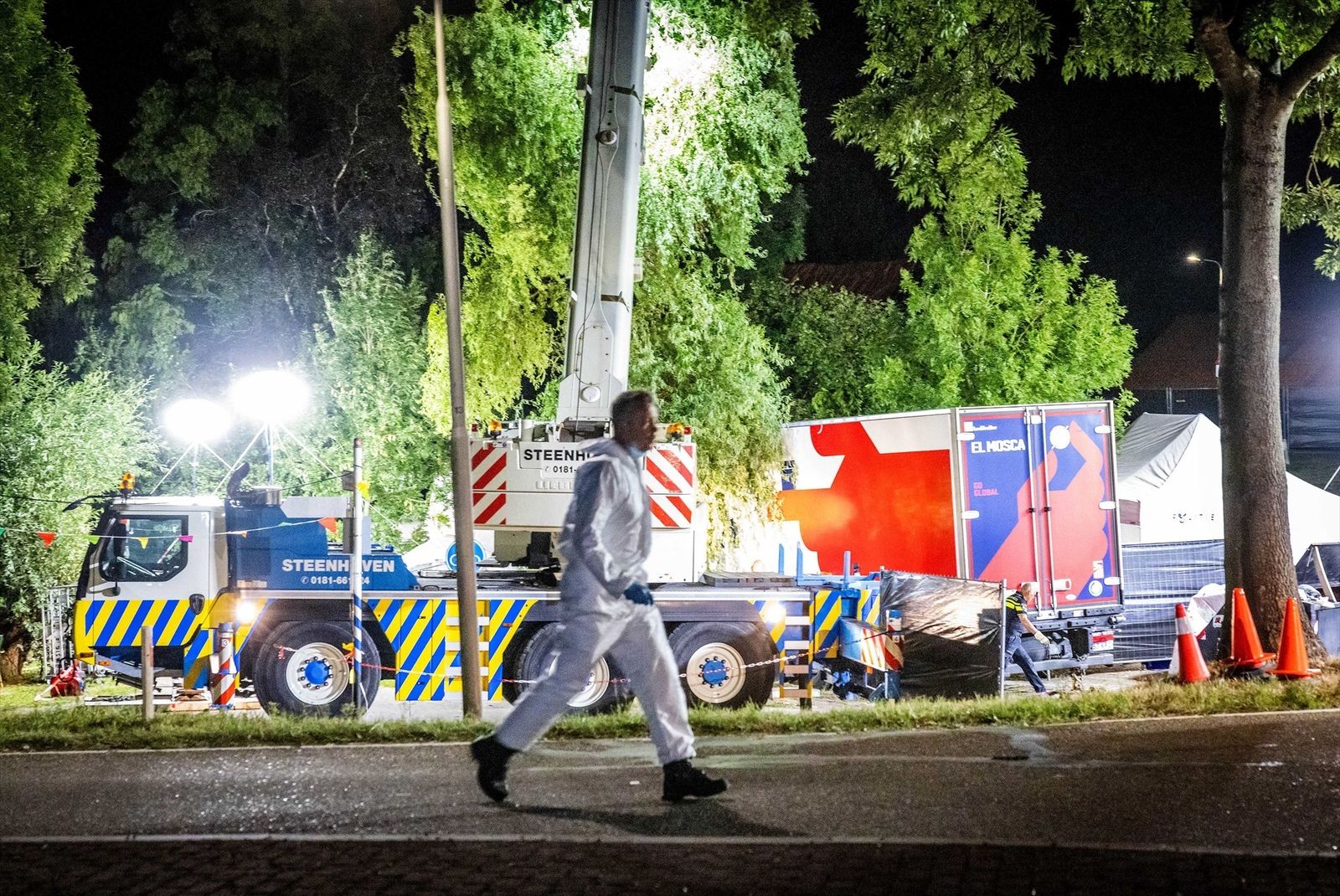 Los equipos de rescate trabajan en la escena de un accidente donde un camión español irrumpió en una celebración, causando la muerte de varias personas