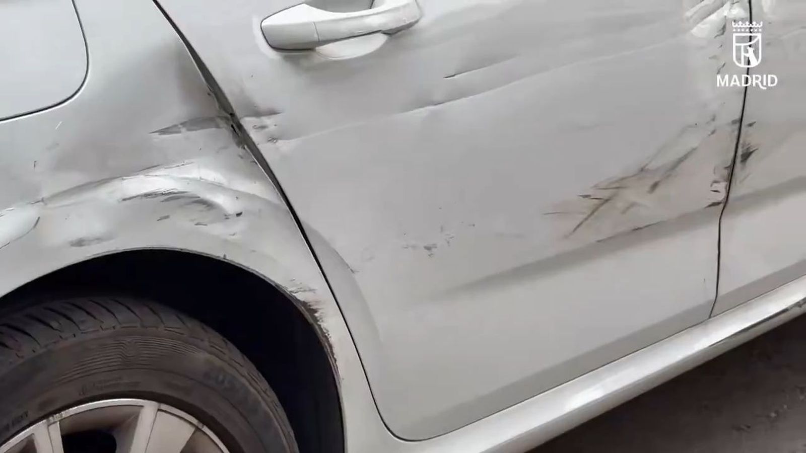 Un conductor pierde el control de su coche y atropella a un peatón en la calle Villaveza de Villaverde