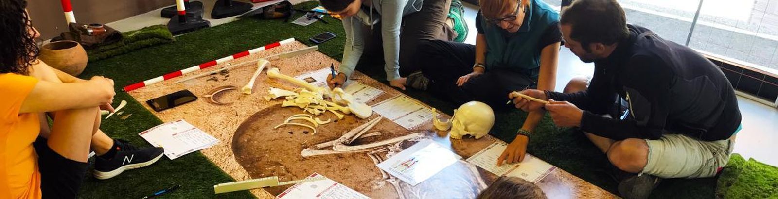 Participantes en un taller en el Museo Arqueológico y Paleontológico  Regional