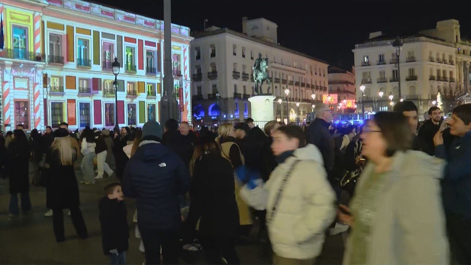 Así encontramos el ambiente de Puerta del Sol antes de la Nochevieja