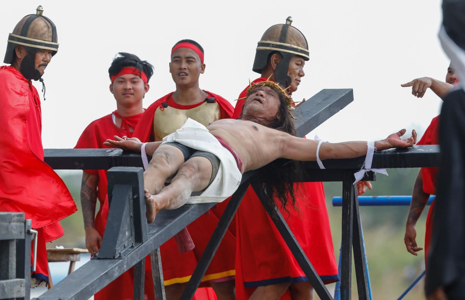 Los crucificados de Filipinas recrean con dolor y sangre la pasión de Cristo