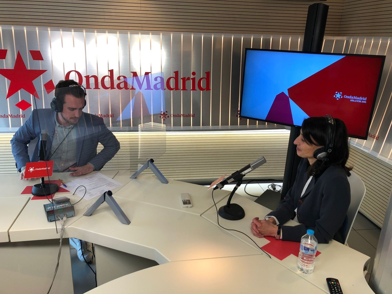 Carlos Padilla, con Pilar Llop, presidenta del Senado, durante la grabación de la entrevista.