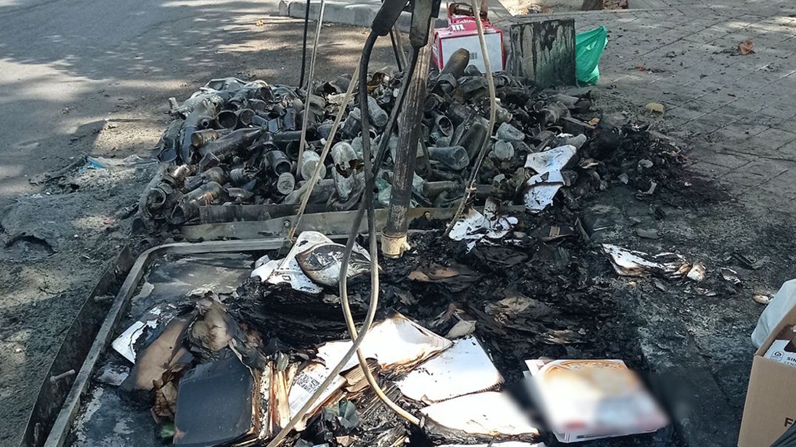 Contenedor quemado en Usera