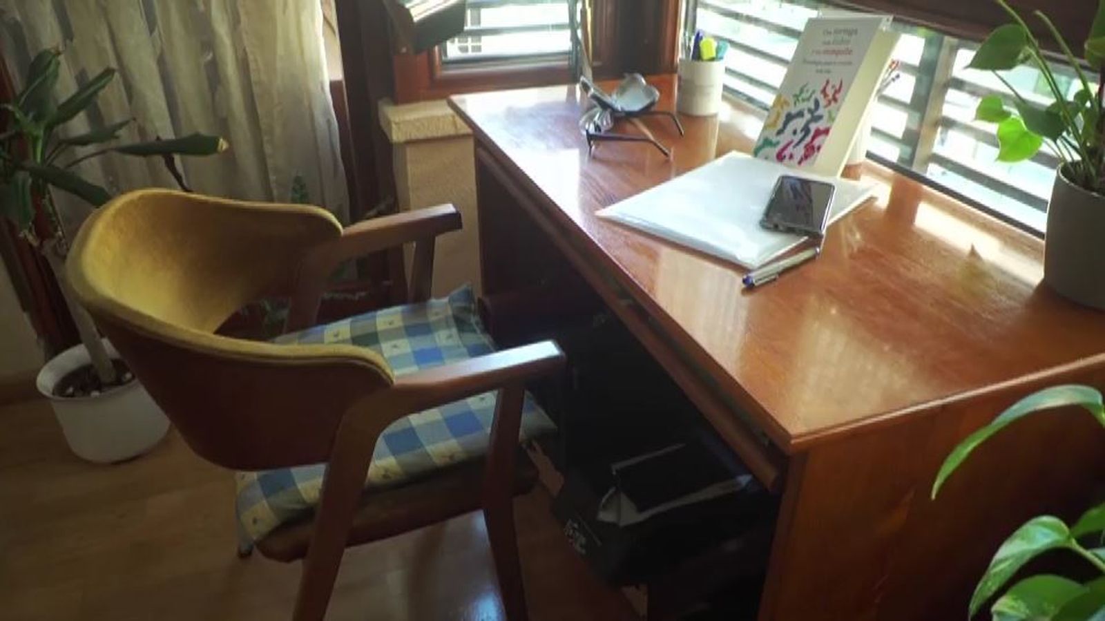 Y este es su lugar de trabajo, donde escribe sus libros "siempre a mano y con una pluma".