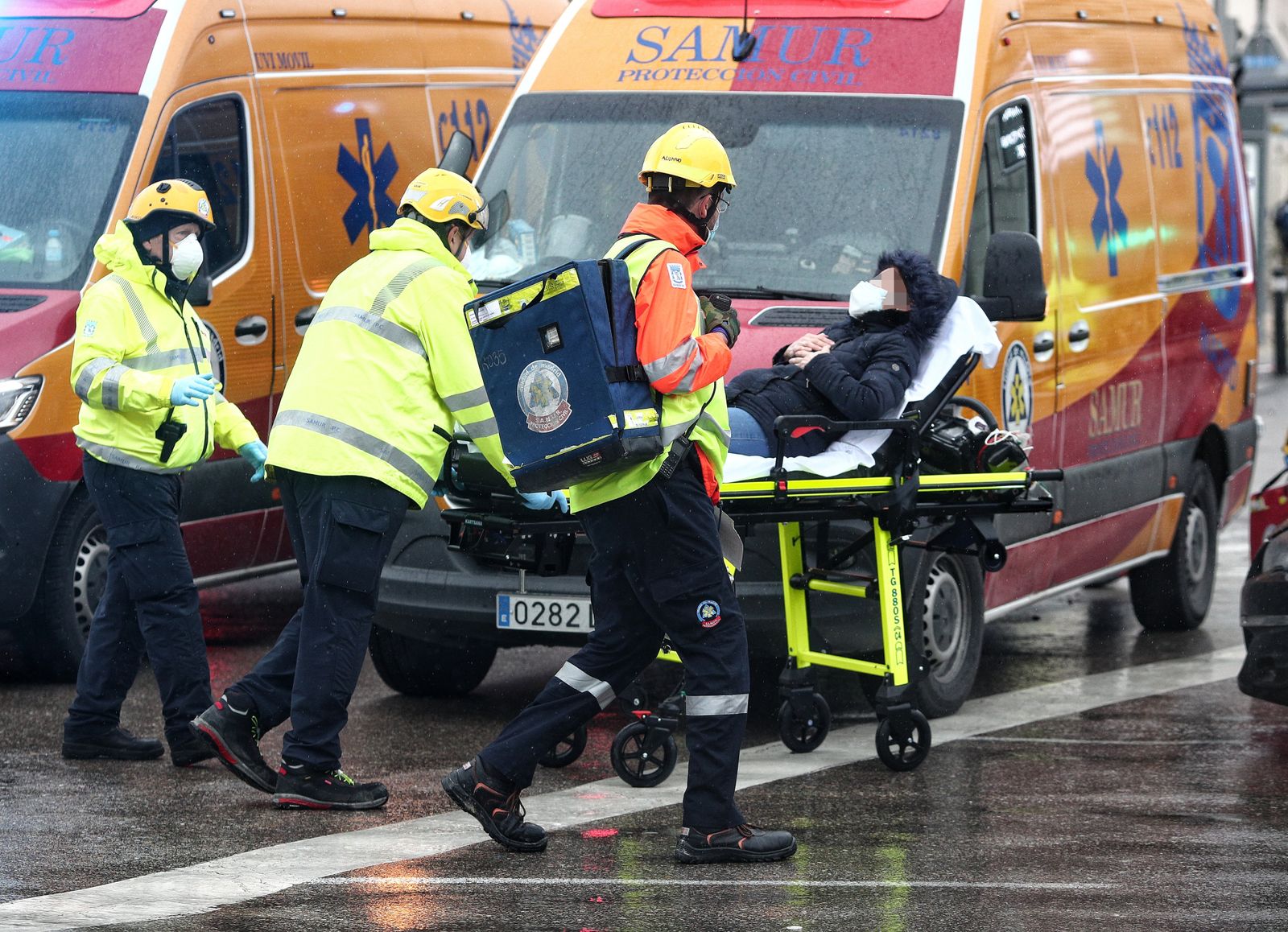 Efectivos del Samur trasladan un herido momentos después de la explosión