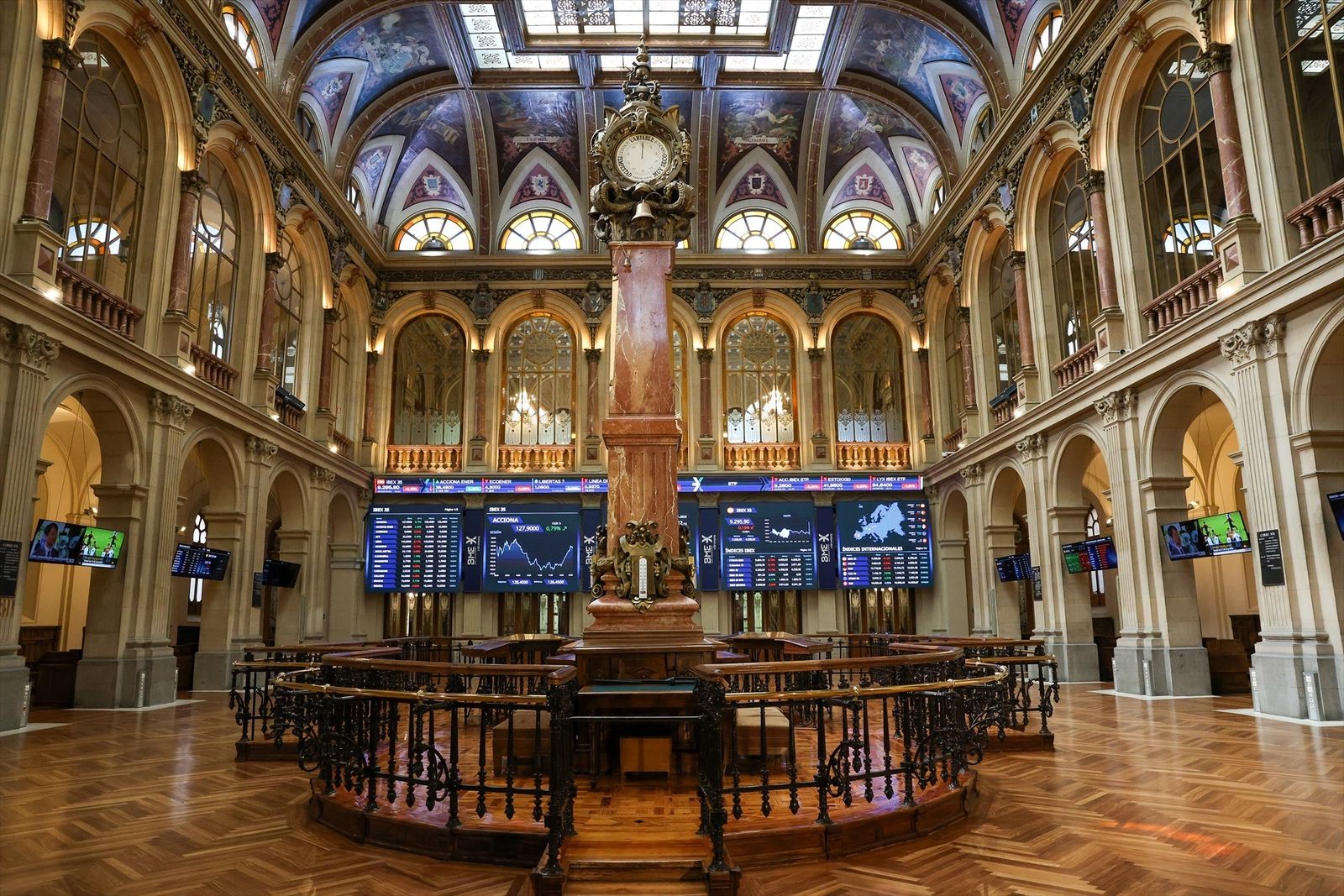 Paneles con índices bursátiles en el Palacio de la Bolsa