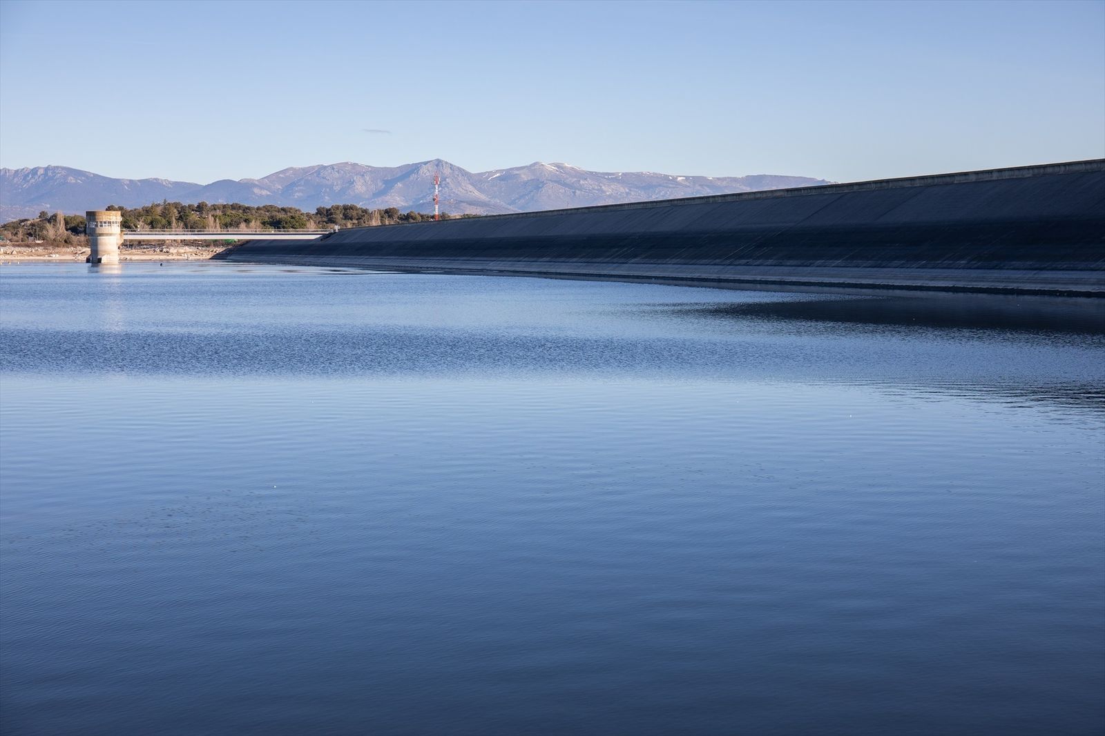 Presa del embalse de Valmayor en febrero de 2022