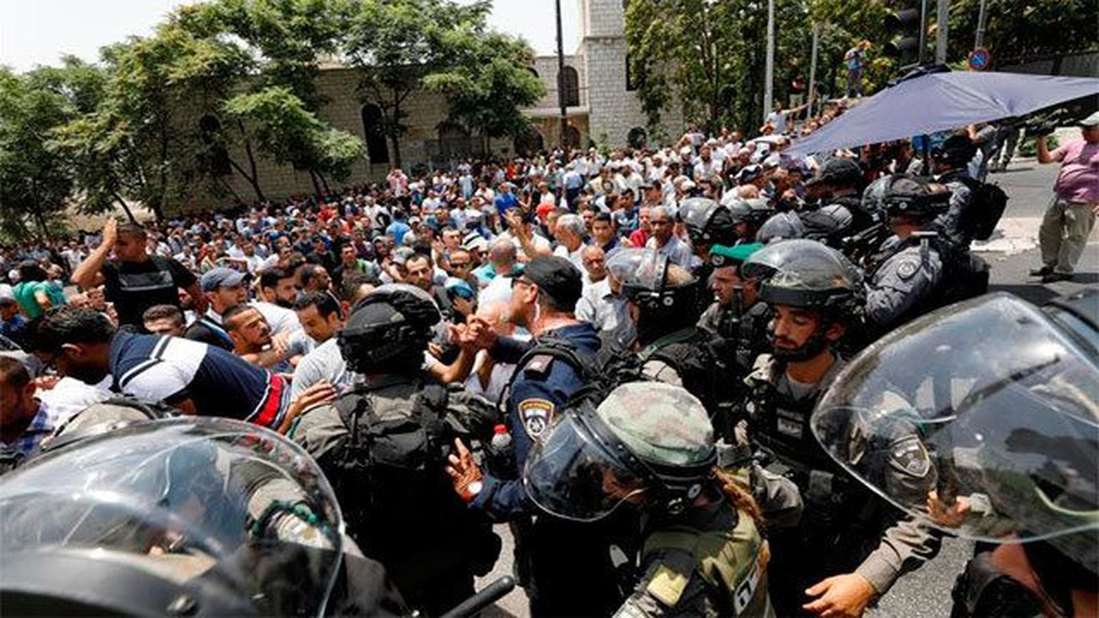 Tres palestinos muertos en disturbios contra las medidas de seguridad en la Explanada de las Mezquitas