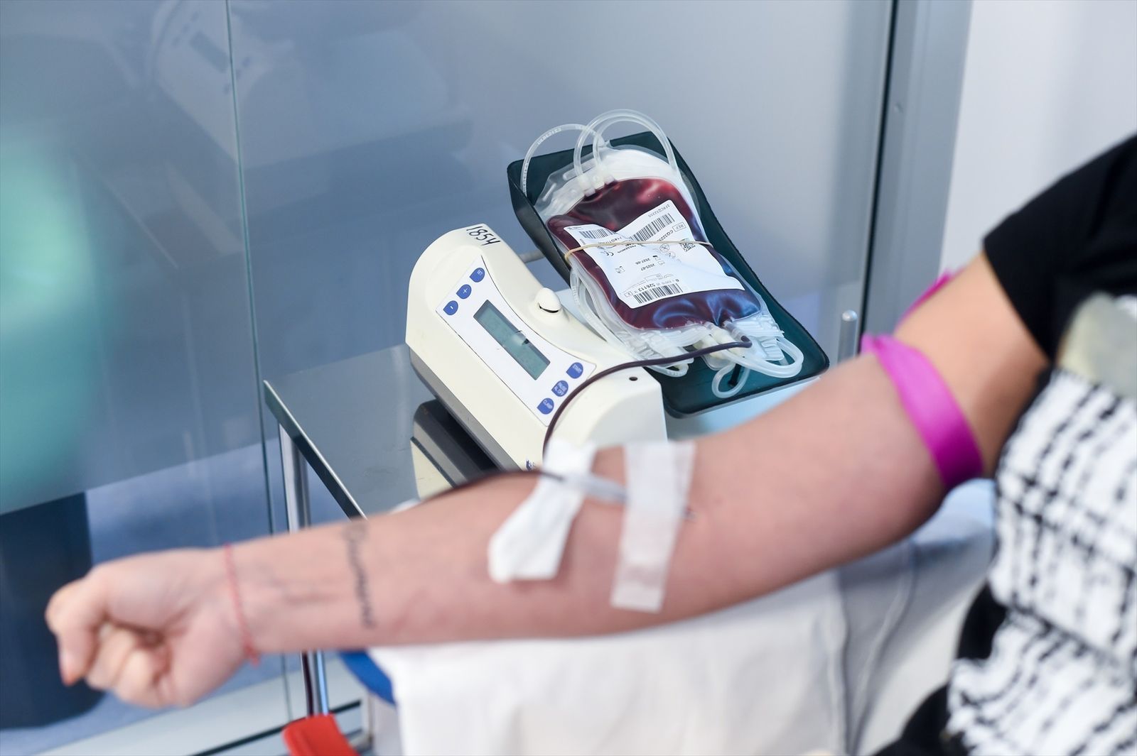 Una persona donando sangre