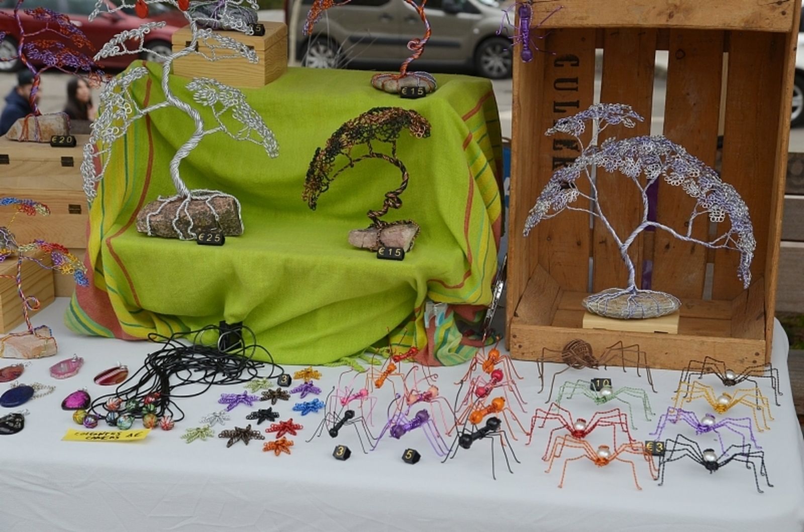 Puesto de artesanía en una feria de Coslada