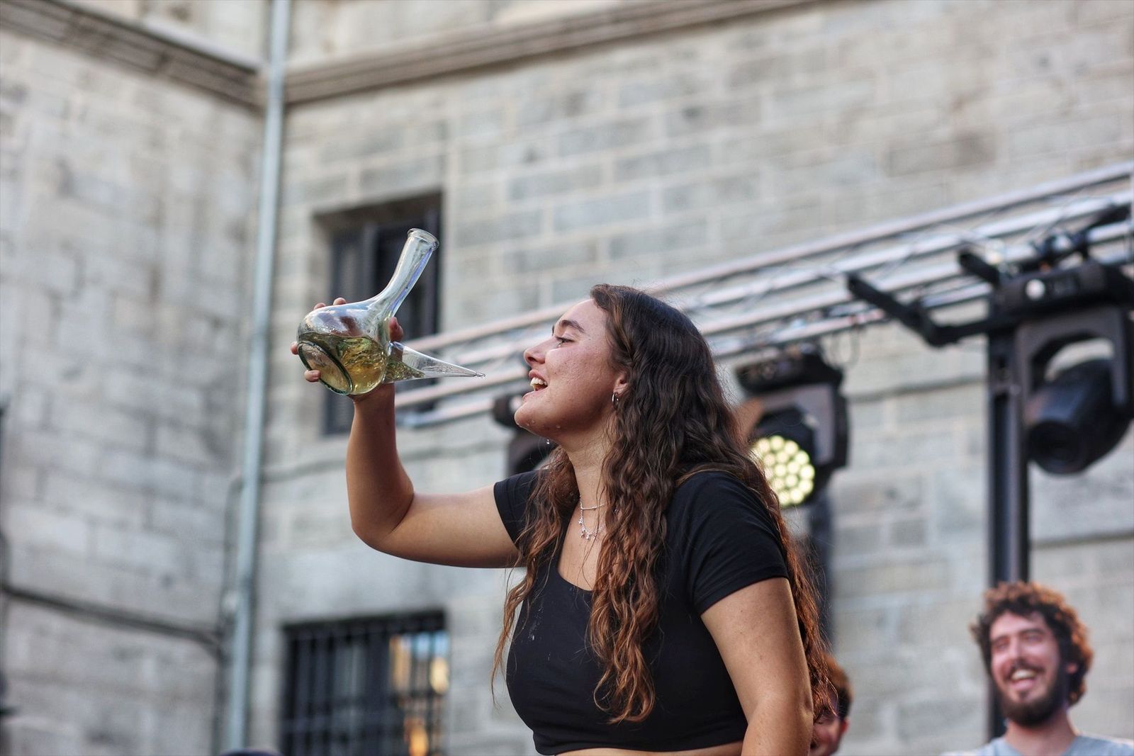 El concurso de ‘beber en porrón’ pone a prueba a madrileños y visitantes