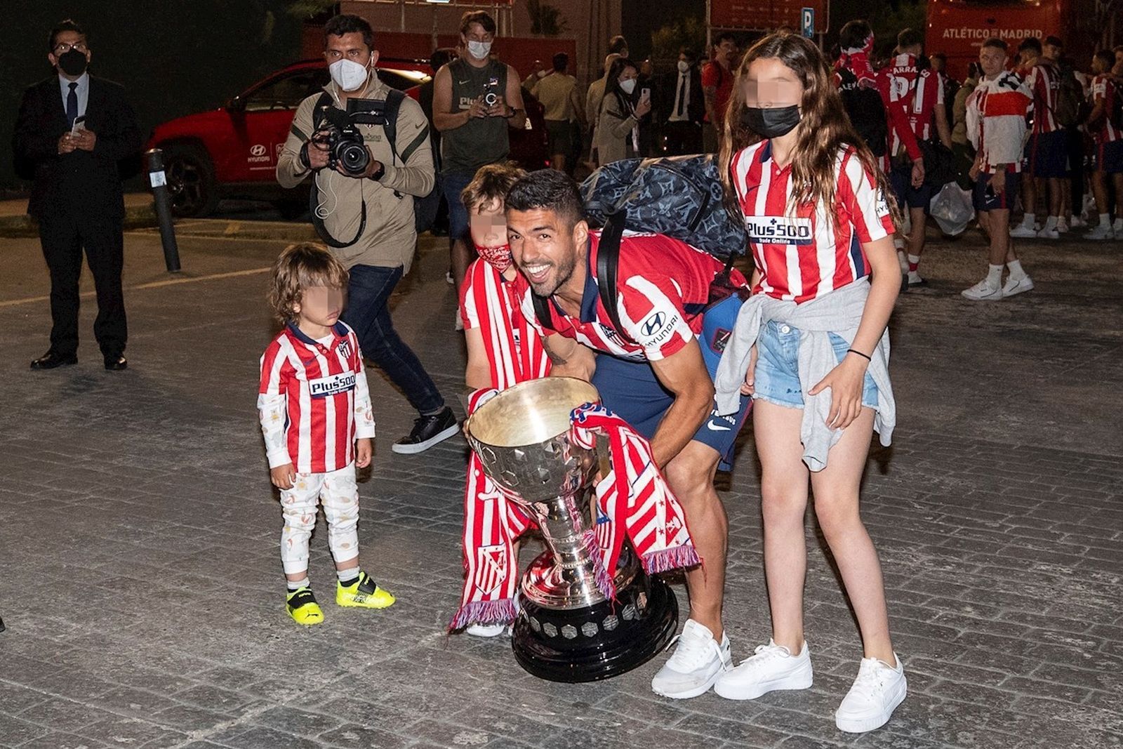 Luis Suárez con sus hijos