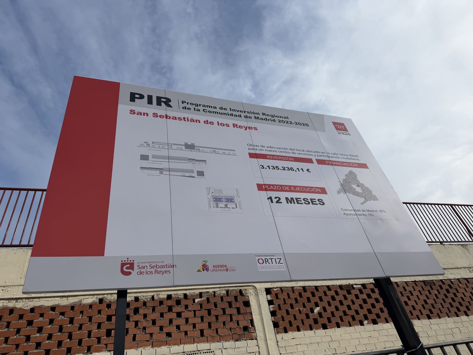 Cartel de las obras del nuevo centro de servicios del barrio de Silvio Abad, en San Sebastián de los Reyes