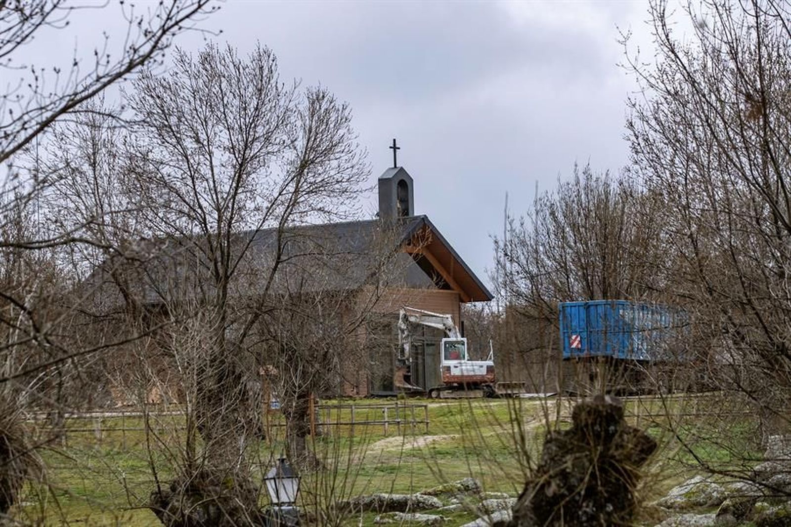 Alegría y tristeza en el derrumbe de la capilla de Amparo Cuevas en El Escorial