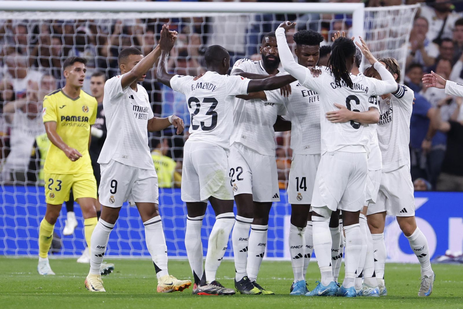 Los jugadores del Real Madrid celebran un gol al Villarreal