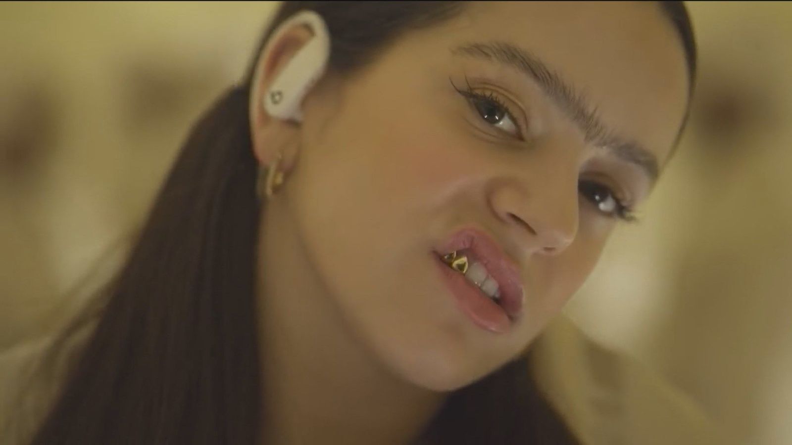 La extravagante (e insana) moda del piercing dental arrasa entre los famosos