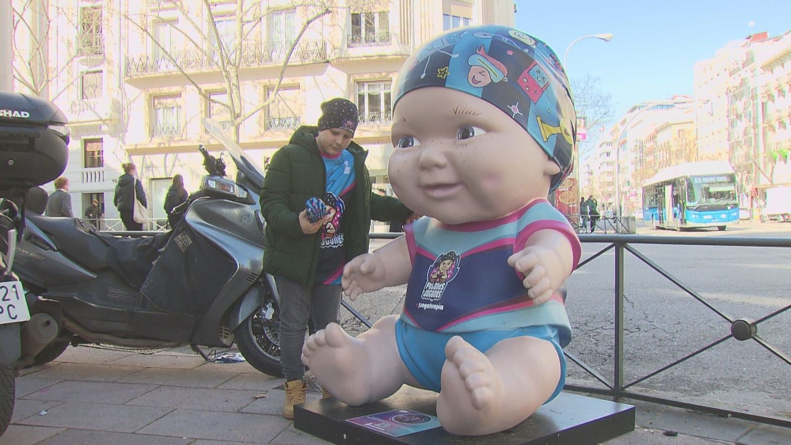 'Baby pelones' gigantes en las calles de Madrid para luchar contra el cáncer infantil