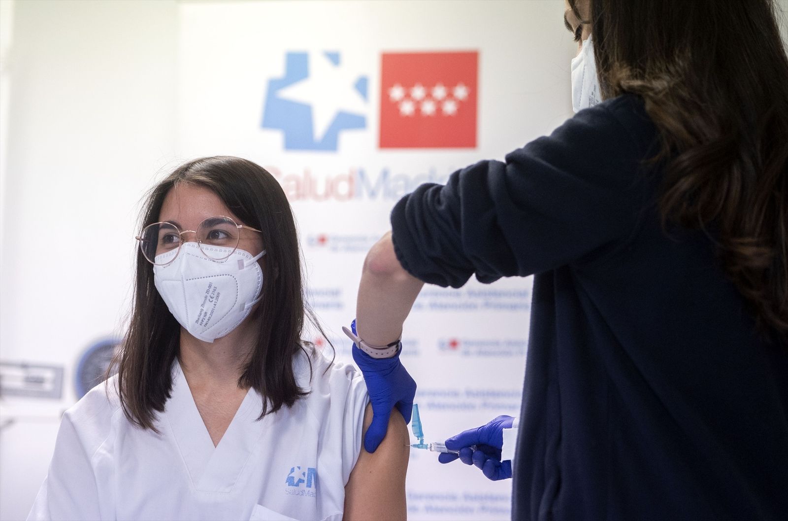 Una sanitaria del Centro de Salud Pozuelo de Alarcón recibe la vacuna contra la gripe