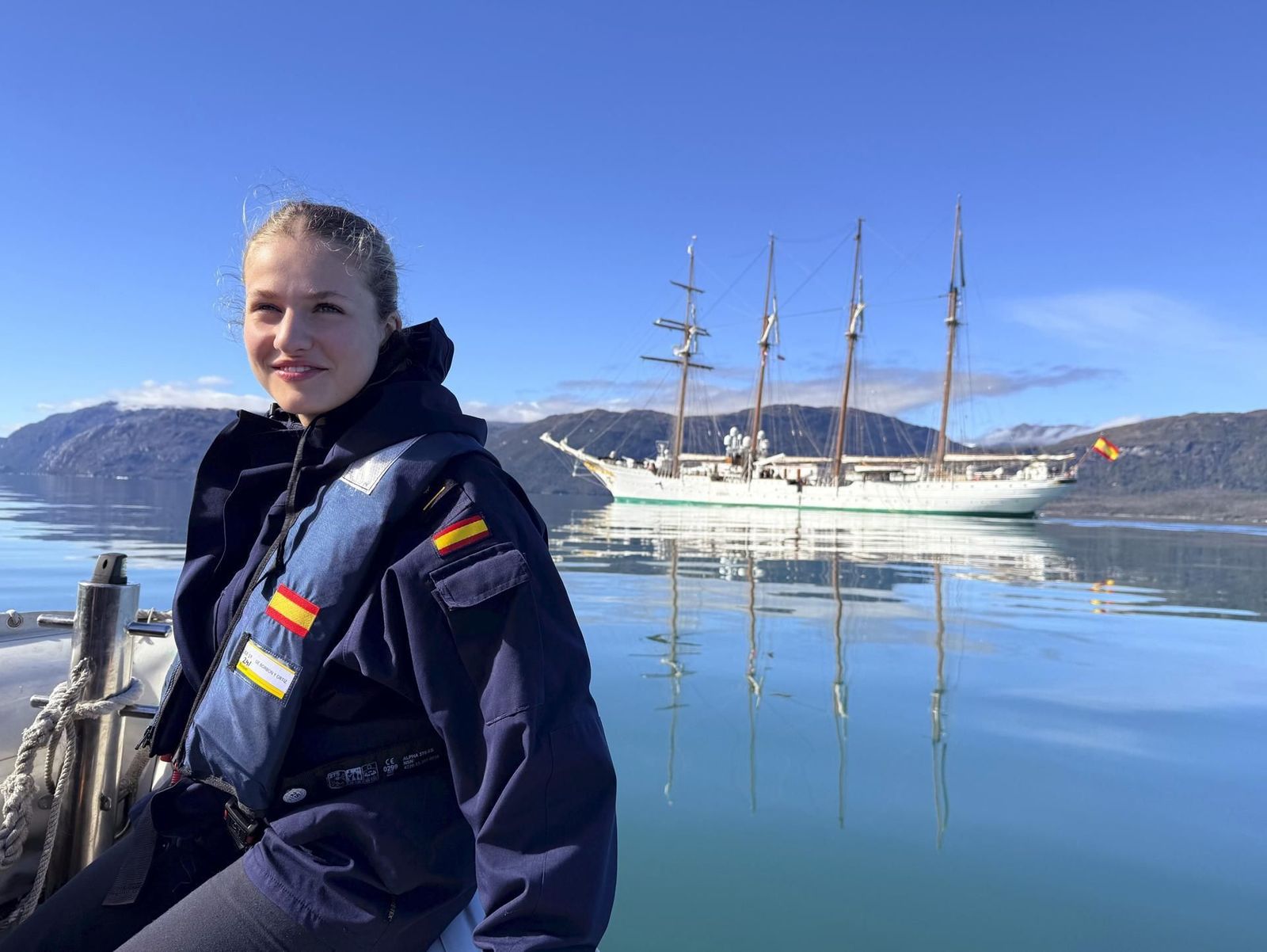 Nuevas imágenes de la Princesa Leonor a bordo del buque Elcano, que llega a mitad de la travesía