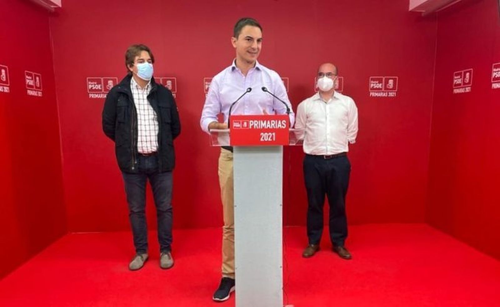 Juan Lobato comparece tras hacerse público su triunfo, tras  él, a la izquierda, su rival Javier Ayala