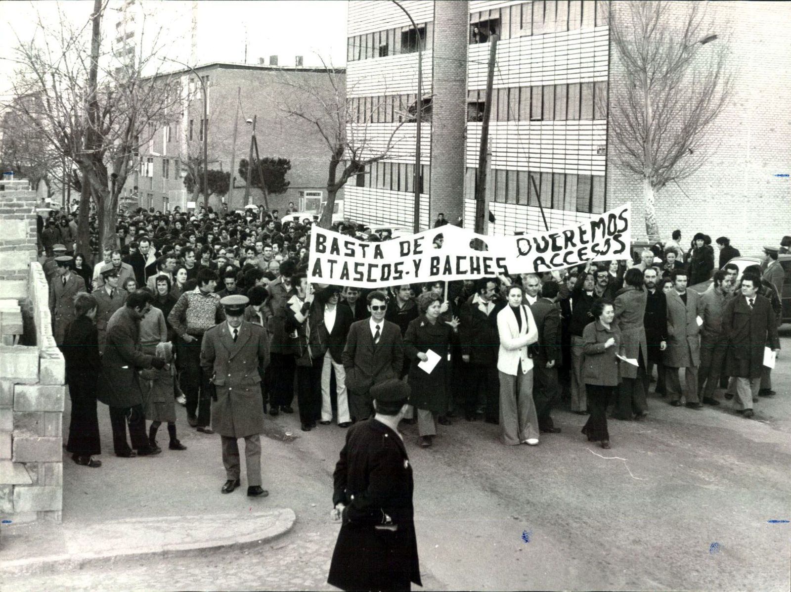 Protesta por los baches de la carretera de Canillas (Hortaleza), el 13 de marzo de 1976