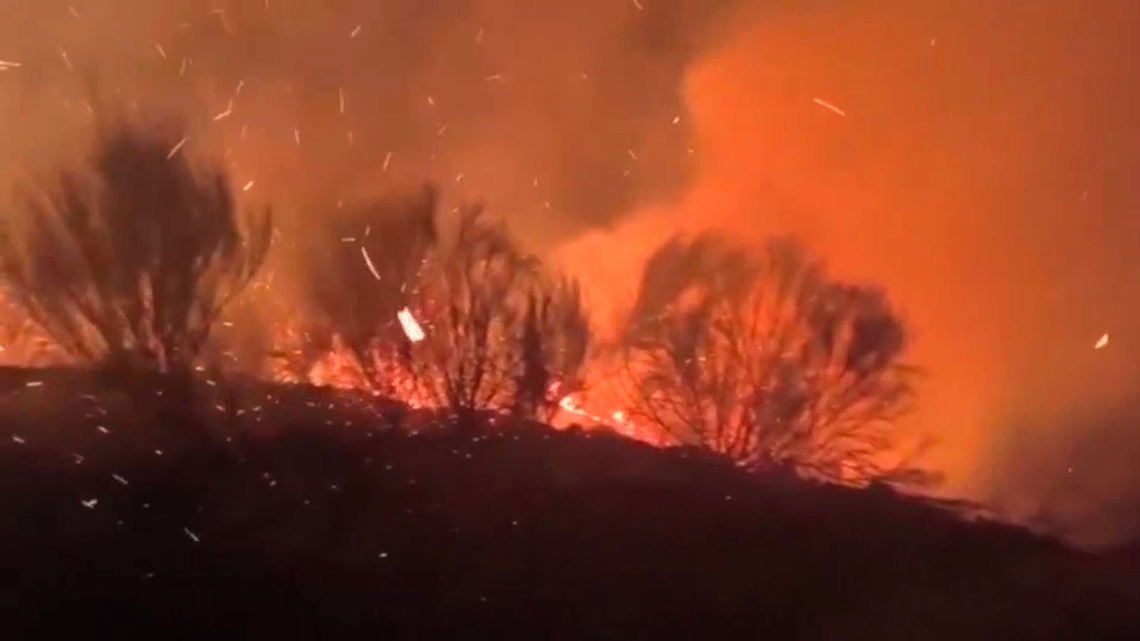 El incendio de Porto se ha reactivado y amenazan al municipio de la Baña
