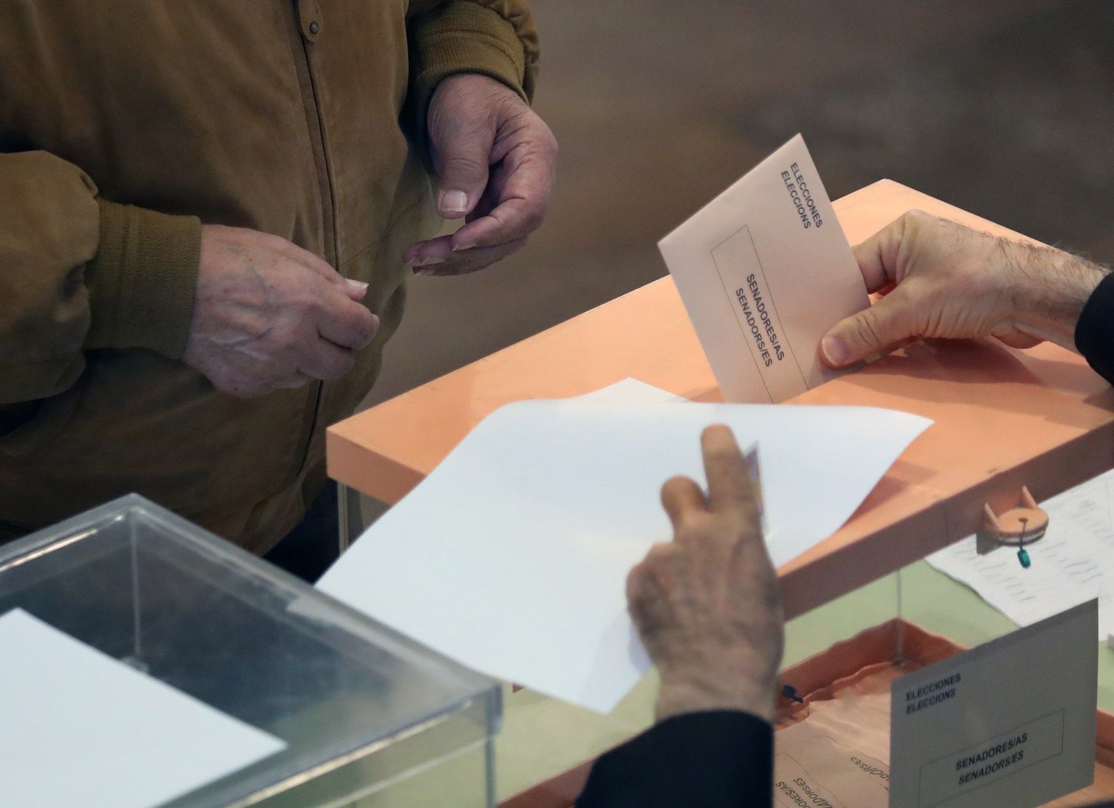 Un ciudadano ejerce su derecho al voto en Valencia