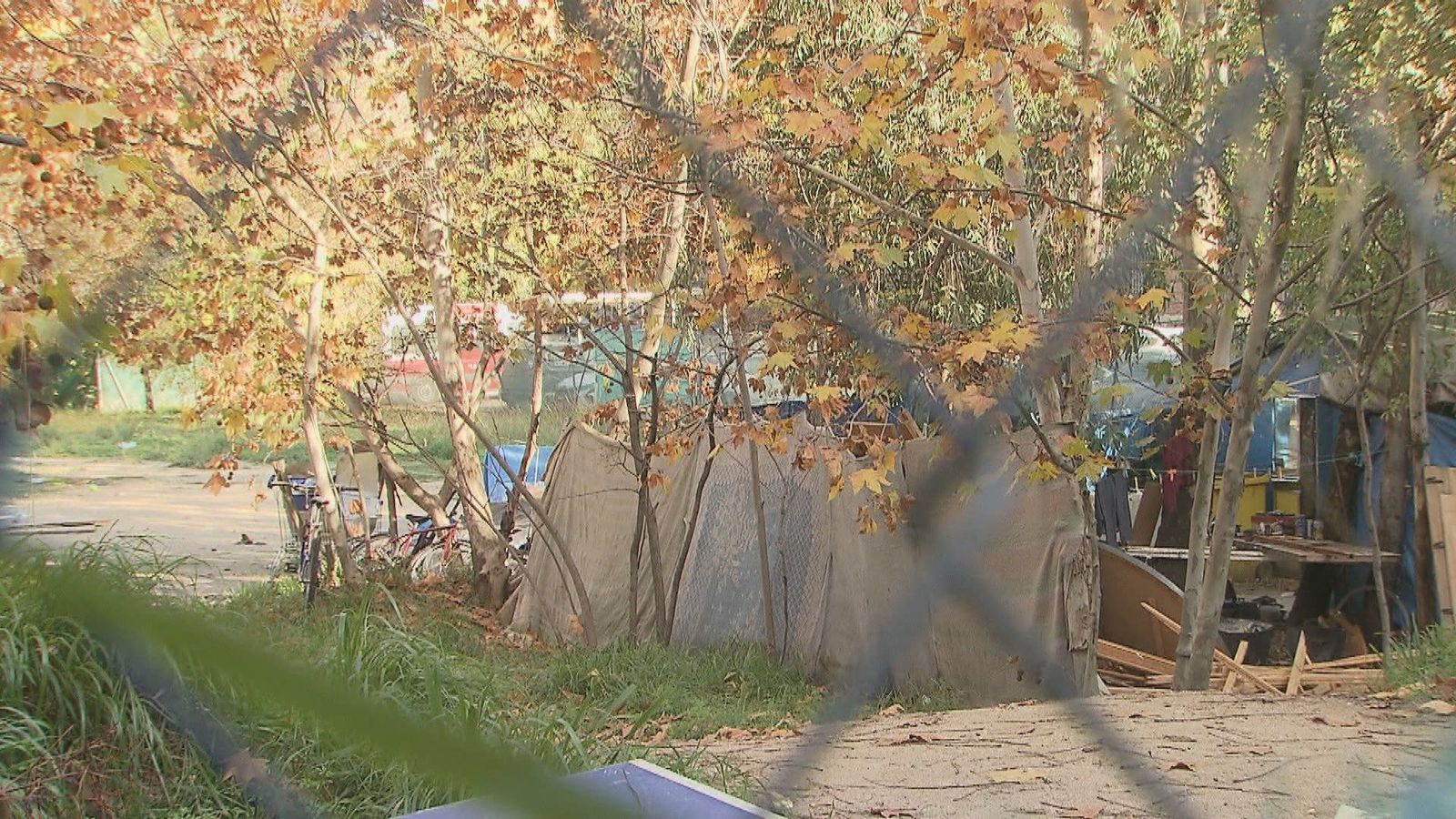 Chabolas en un solar del barrio de Salamanca tras una década en el olvido