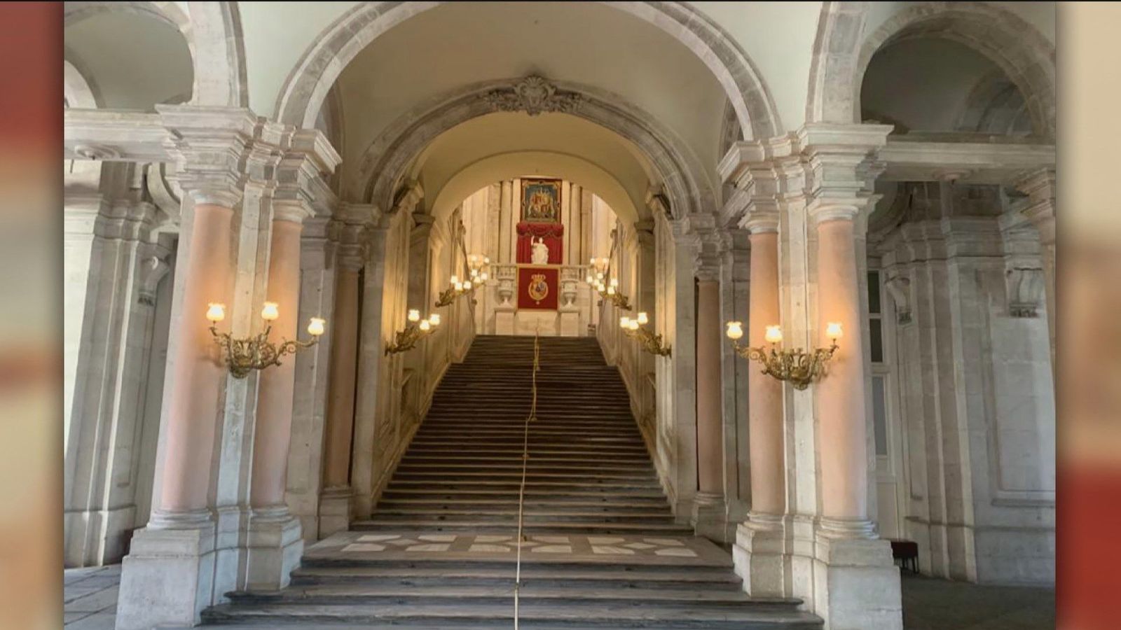 De Robledo de Chavela a El Palacio Real: La escalera de mármol más famosa de Madrid