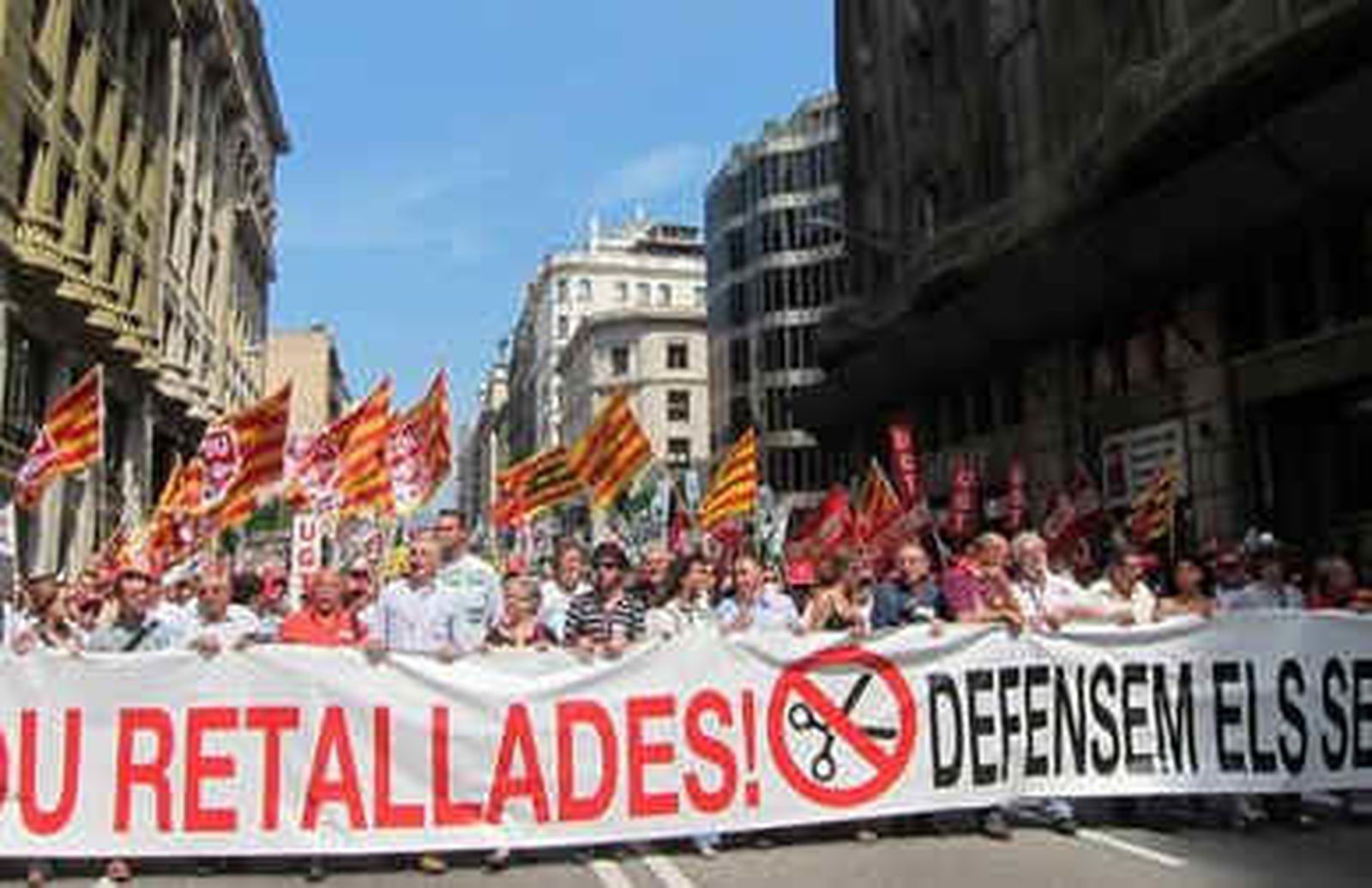 Unos 30.000 manifestantes claman en Barcelona contra los recortes sociales