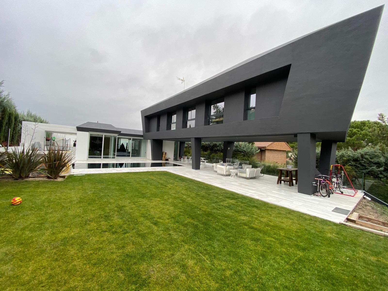 Esta original fachada es solo una pincelada de lo que encontraremos dentro... El módulo oscuro es, según el anfitrión de la vivienda, el dentista Iván Halagón, una 'nube de invierno'.