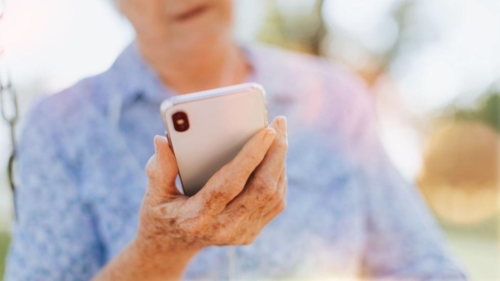 Una persona mayor con un teléfono móvil