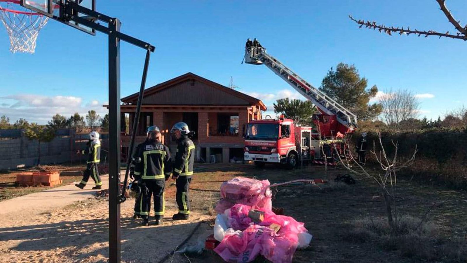 Extinguido un "espectacular" incendio en un chalet de Nuevo Baztán