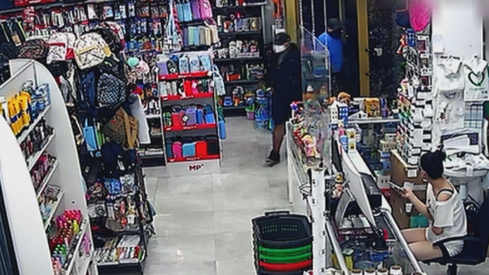 Dos detenidos, uno de ellos menor de edad, por atracar comercios con arma de fuego en Vallecas