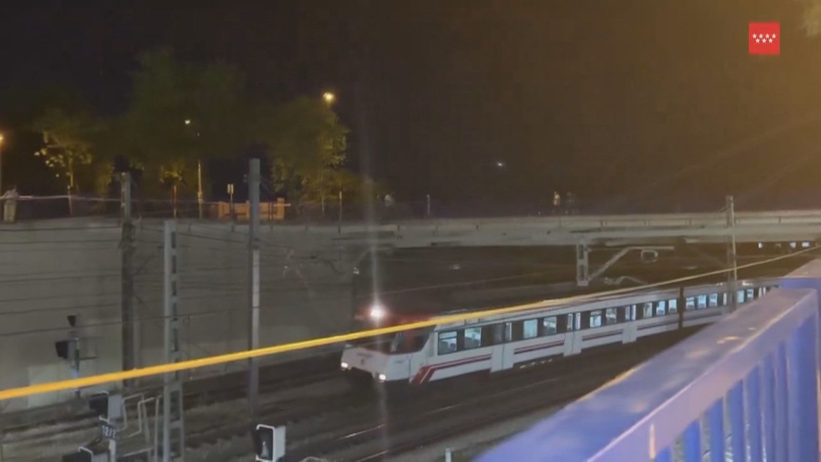 Un joven herido grave al caer desde un puente a las vías del tren en Fuenlabrada