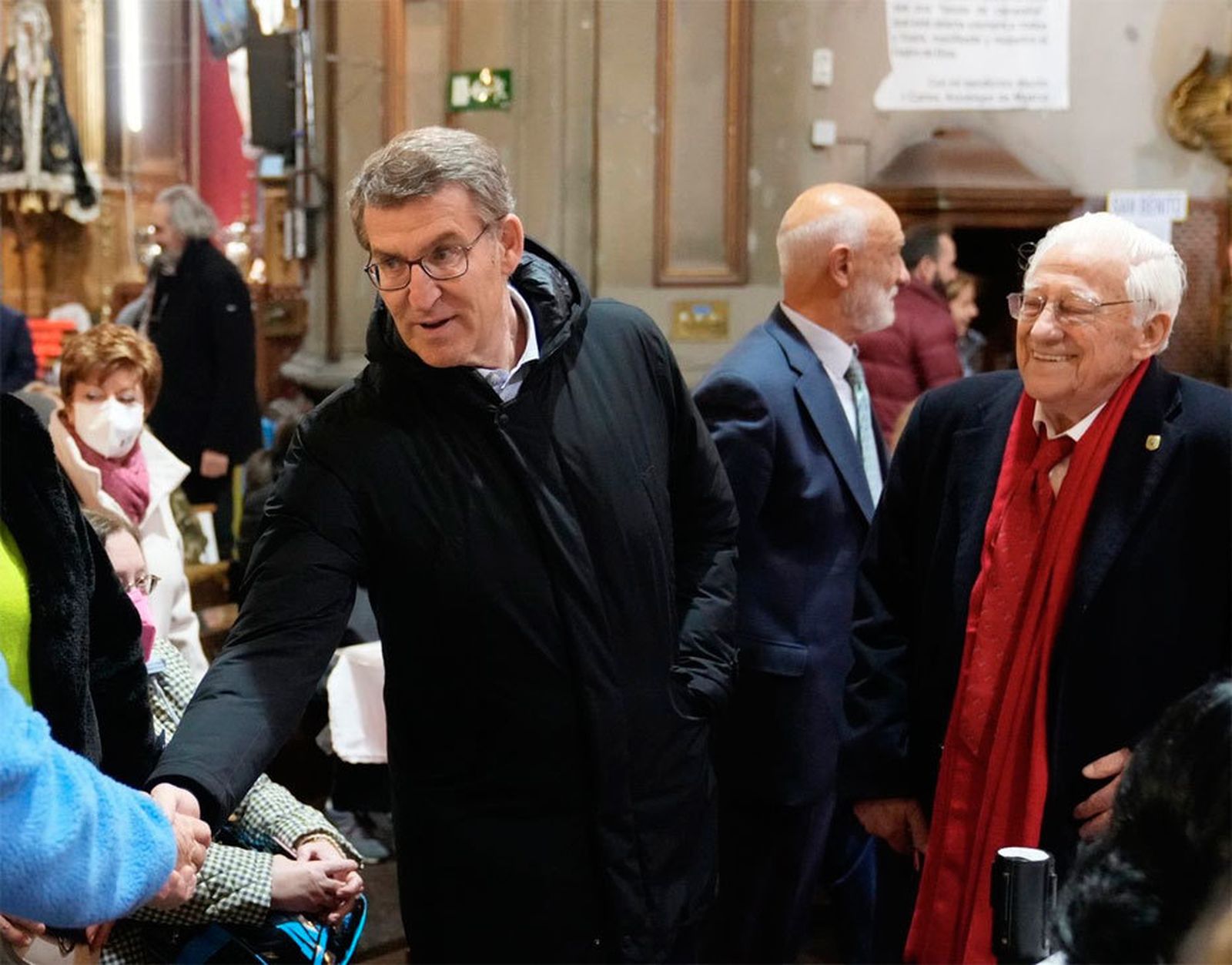 Feijóo ensalza el trabajo del Padre Ángel tras visitarle en la parroquia de San Antón