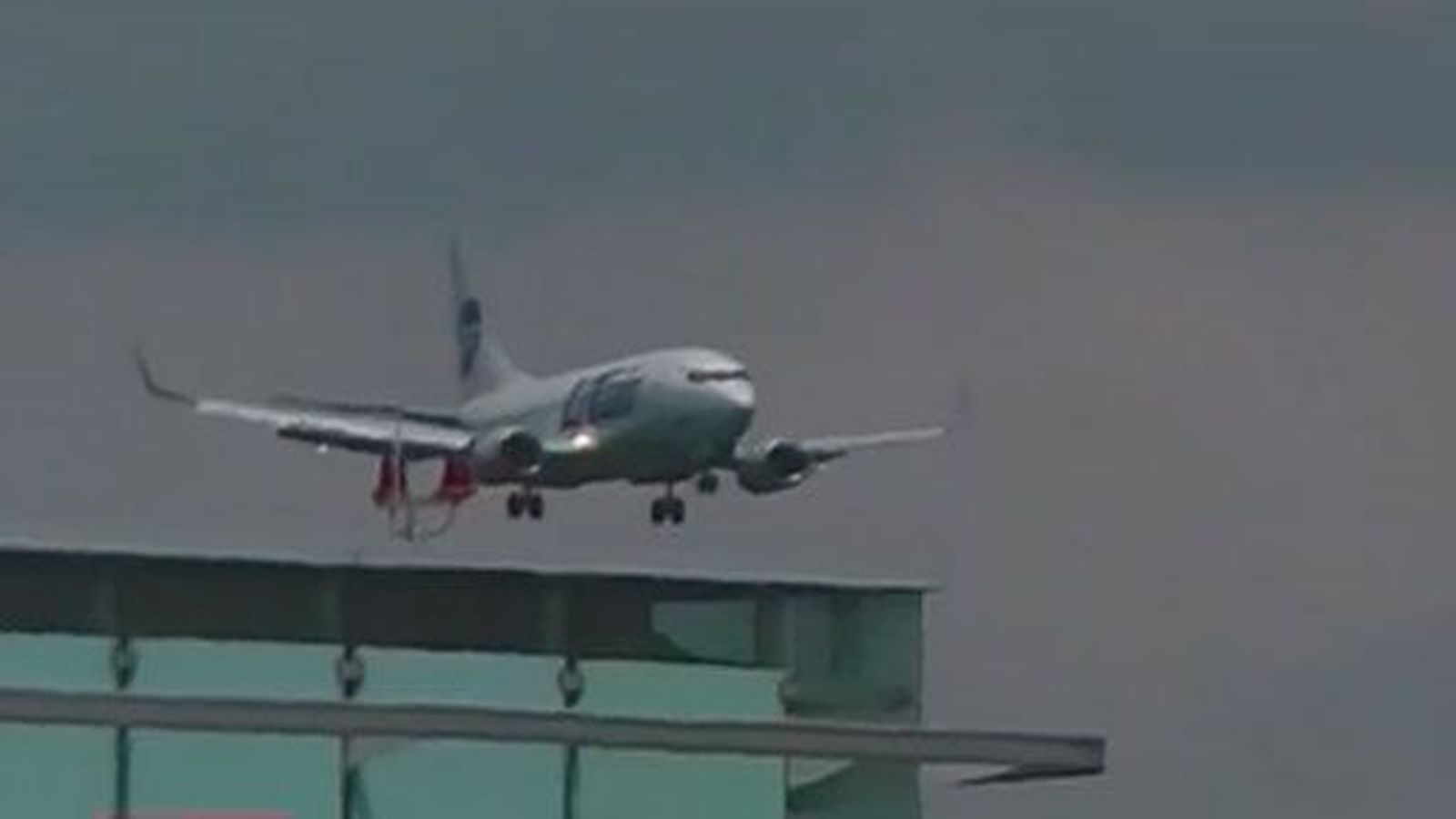 Un Boeing 737 aterriza de emergencia en Madrid tras provocar el pánico en los pasajeros